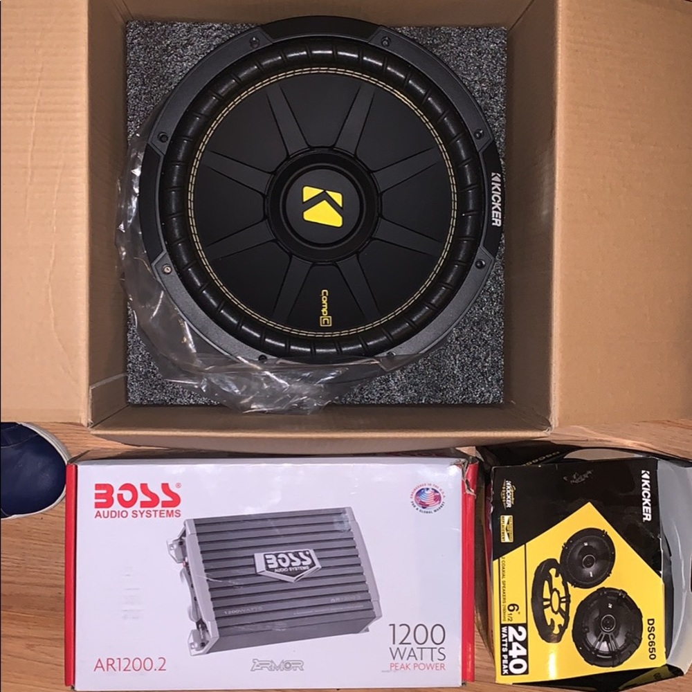 1 kicker 12 2 kicker 6.5’s 1 1200 watt boss amp